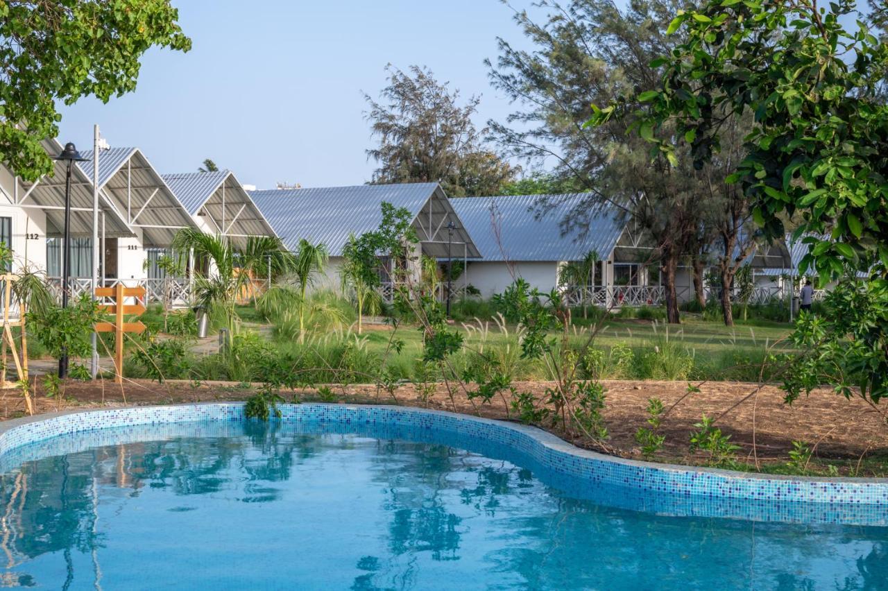 Praveg Beach Resort Daman Lighthouse Beach Eksteriør billede