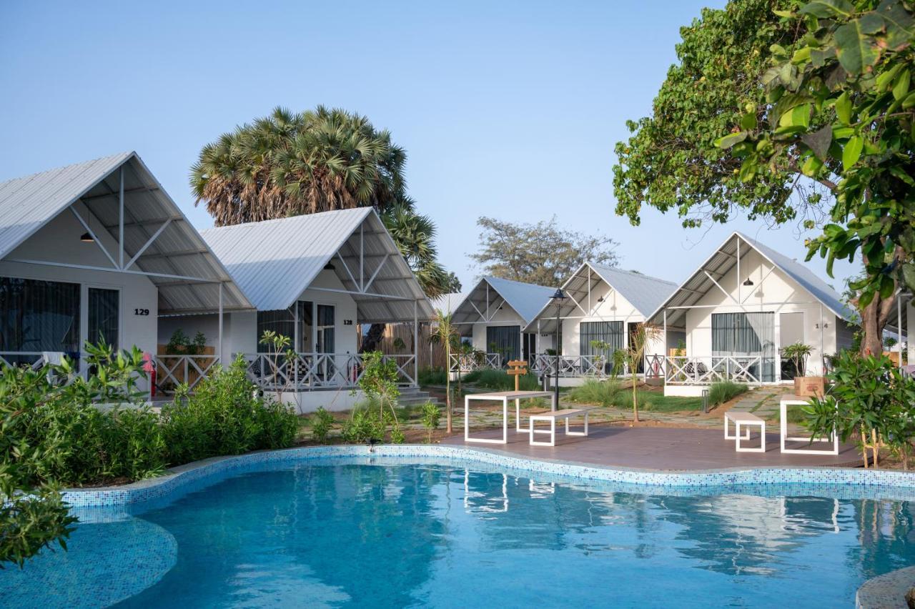 Praveg Beach Resort Daman Lighthouse Beach Eksteriør billede