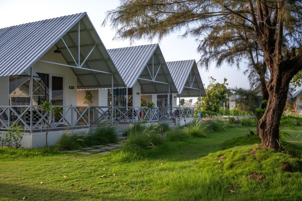 Praveg Beach Resort Daman Lighthouse Beach Eksteriør billede