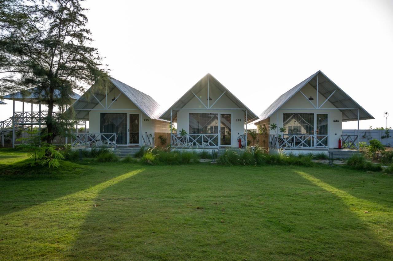 Praveg Beach Resort Daman Lighthouse Beach Eksteriør billede