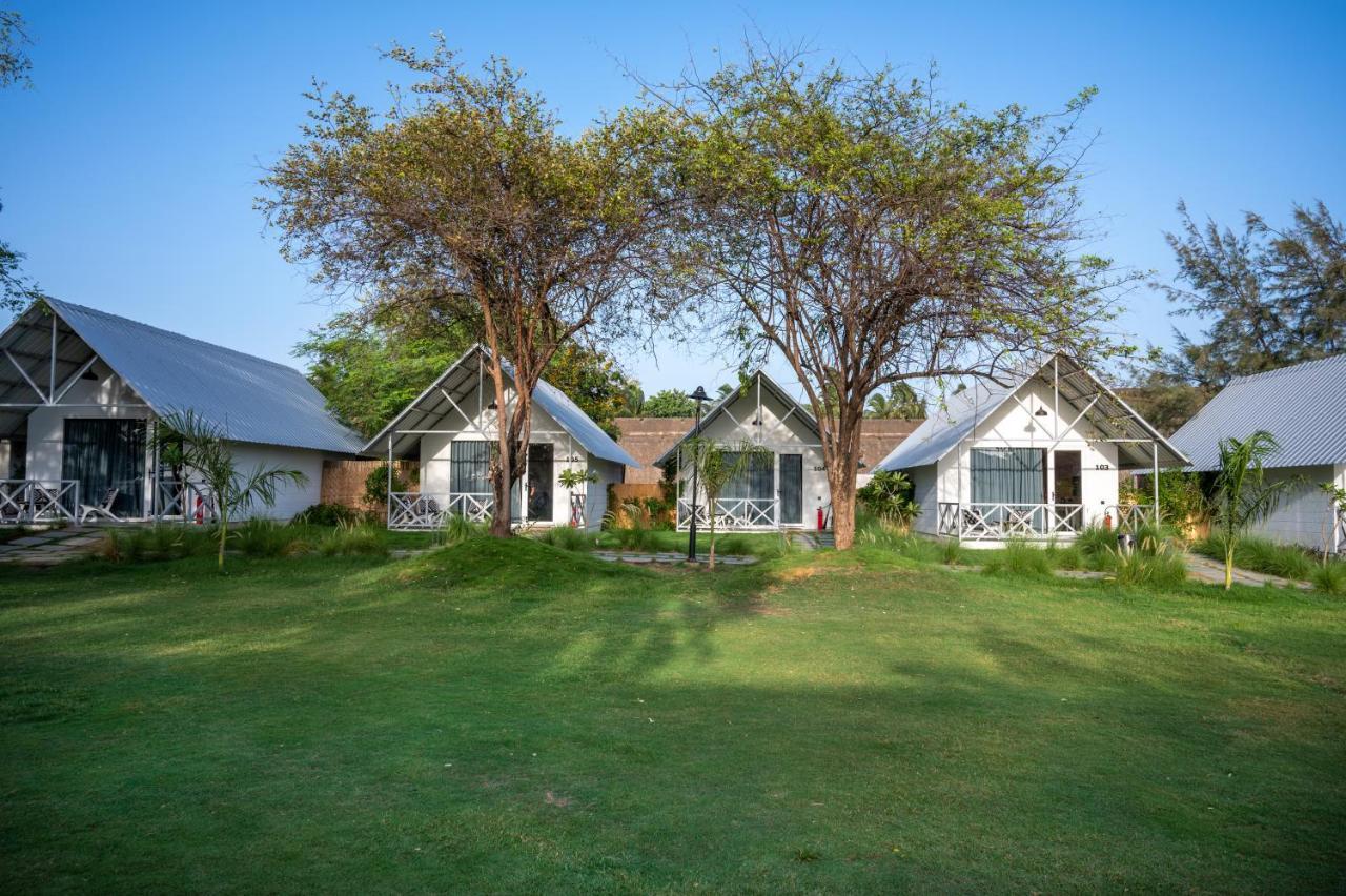Praveg Beach Resort Daman Lighthouse Beach Eksteriør billede
